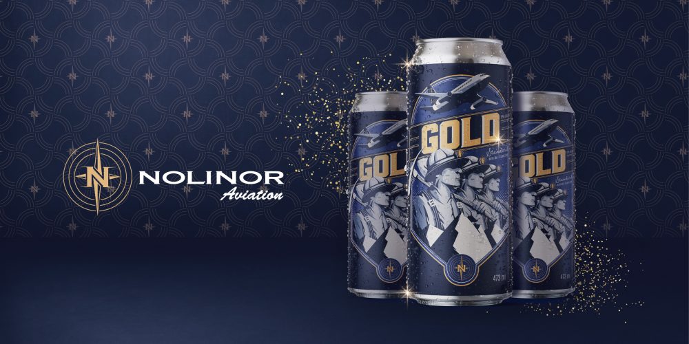 Canettes de bière Gold empilées sur un fond bleu, avec le logo de Nolinor Aviation à gauche et des motifs dorés.