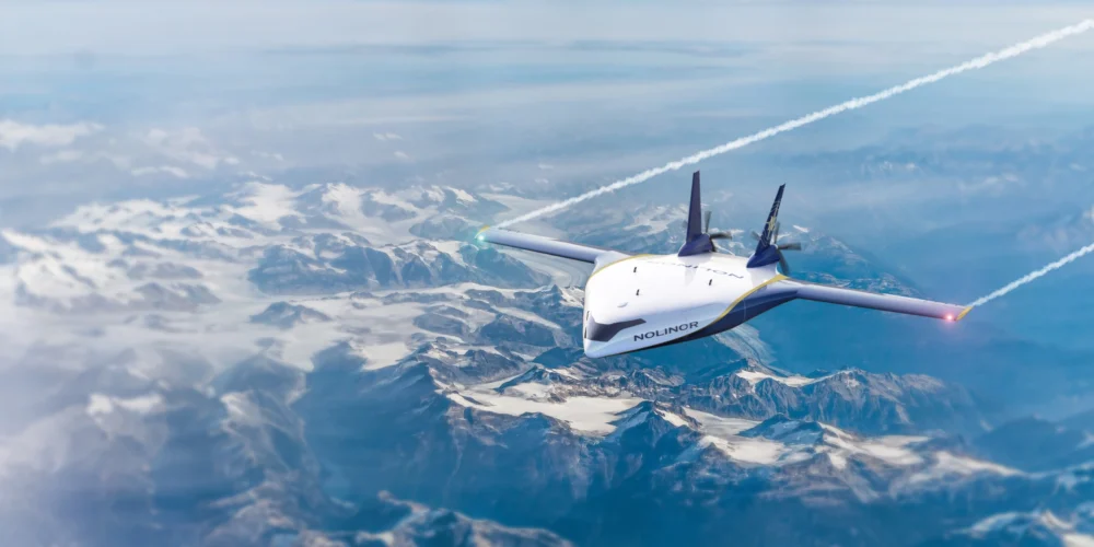 Un avion survole des montagnes enneigées, laissant derrière lui des traînées de condensation dans un ciel clair. Le nom "Nolinor" est visible sur l'appareil.