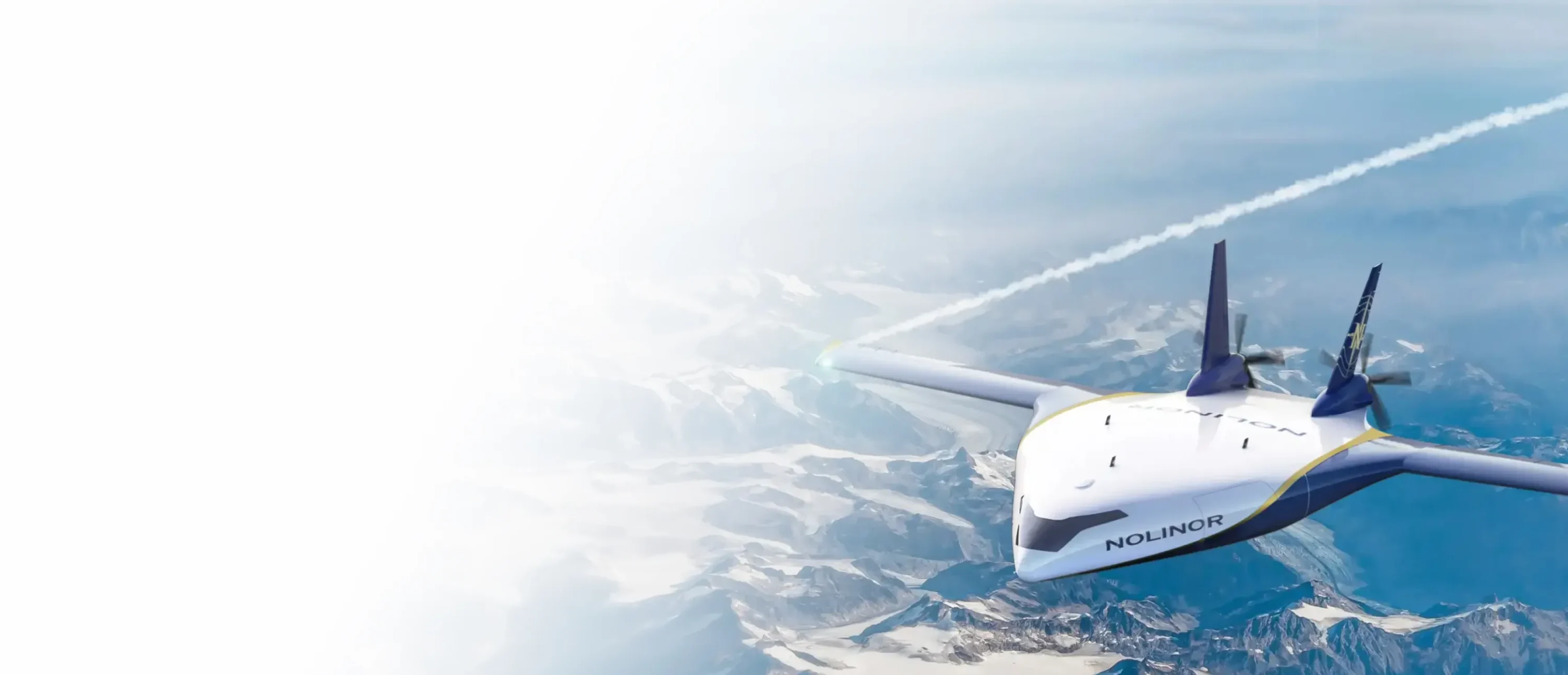 Un avion survole des montagnes enneigées, laissant une traînée de condensation dans le ciel. Le logo Nolinor est visible sur l'appareil.